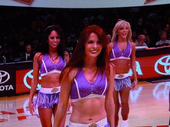 Nos intervalos do jogo, o show das cheerleaders no ginásio em Los Angeles, na Califórnia, nos Estados Unidos